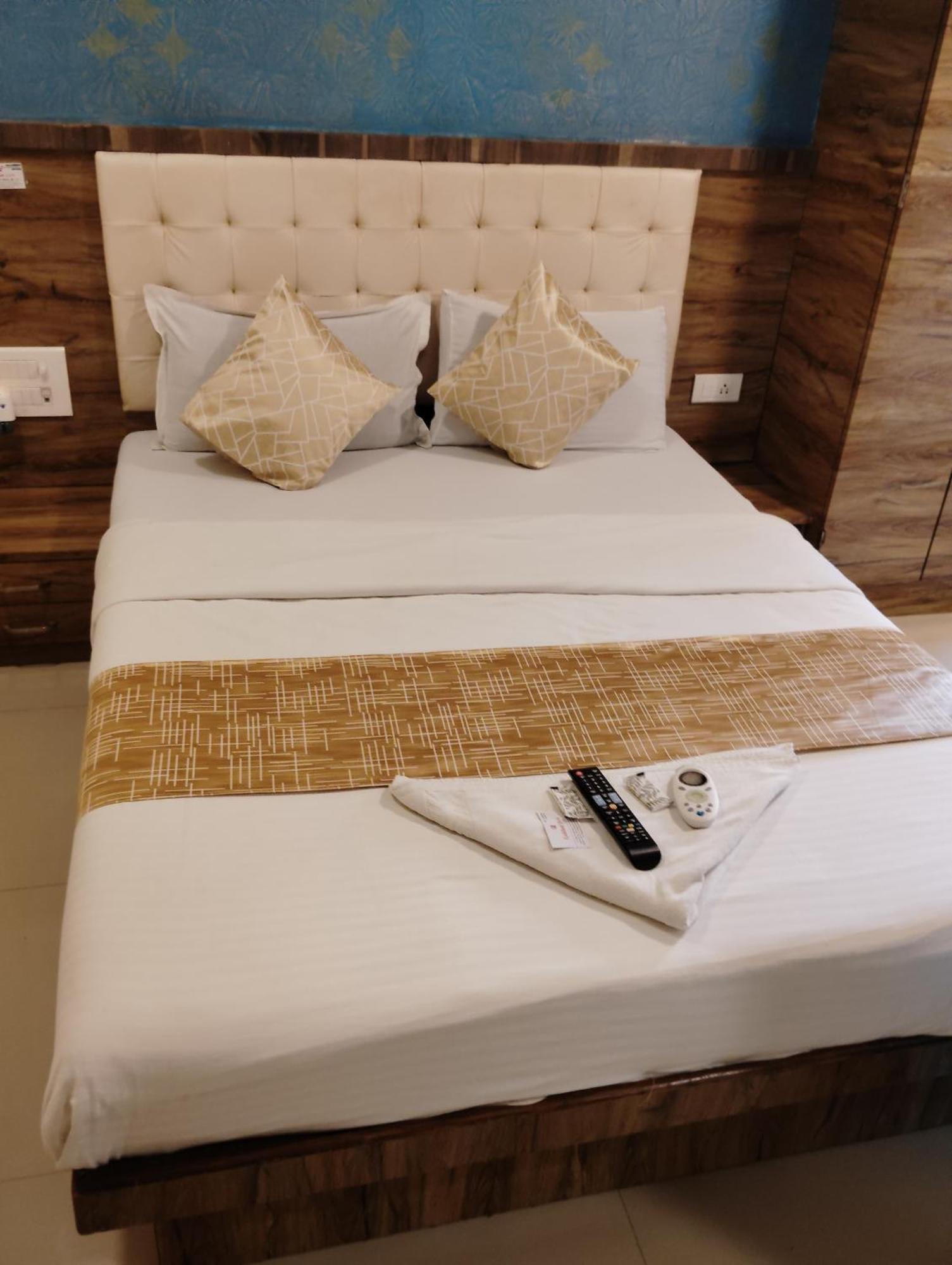 Hotel Crystal Park Near Nesco Exhibition Center Bombaj Zewnętrze zdjęcie