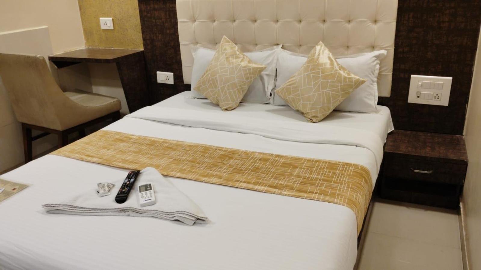 Hotel Crystal Park Near Nesco Exhibition Center Bombaj Zewnętrze zdjęcie