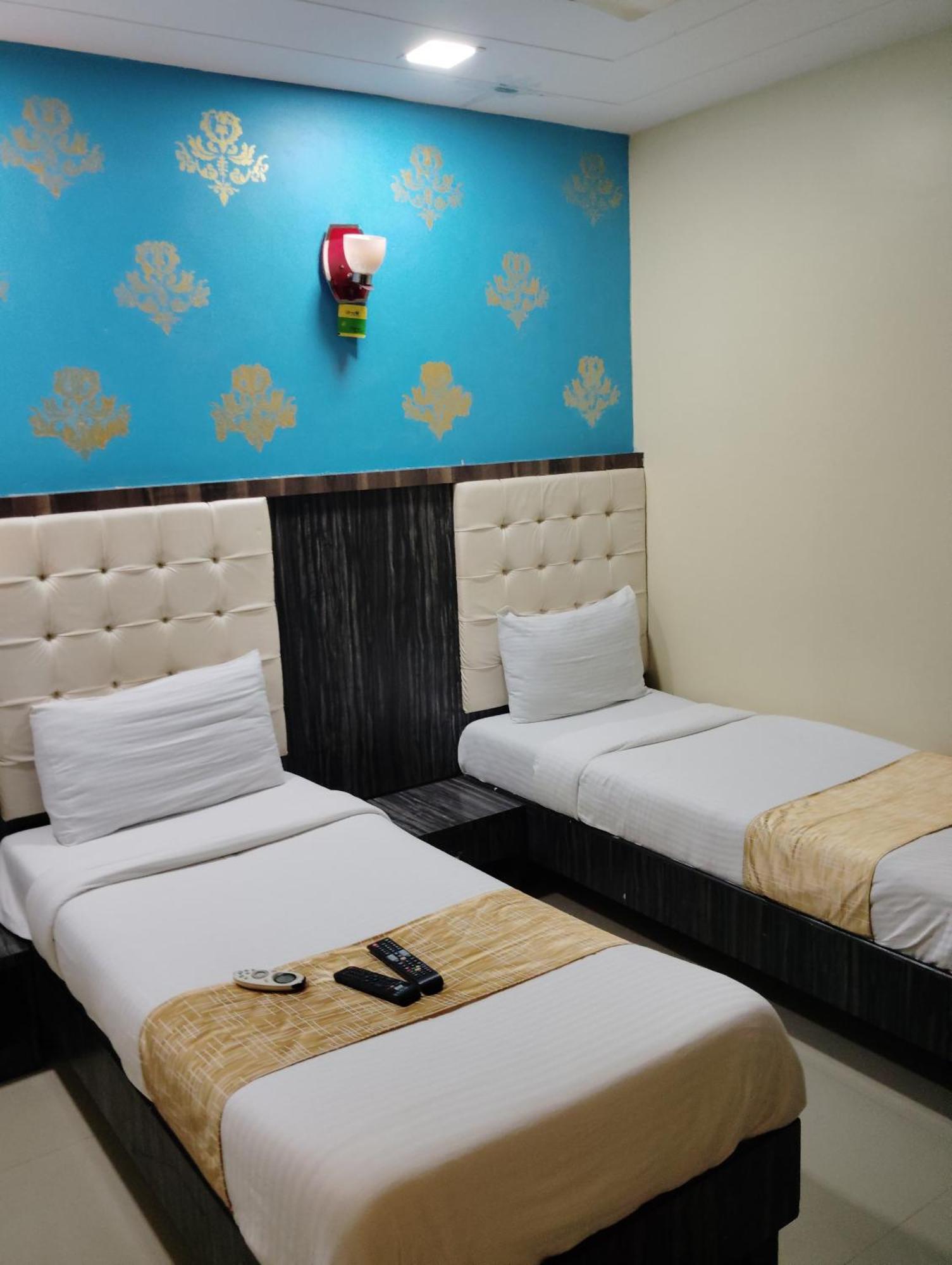 Hotel Crystal Park Near Nesco Exhibition Center Bombaj Zewnętrze zdjęcie