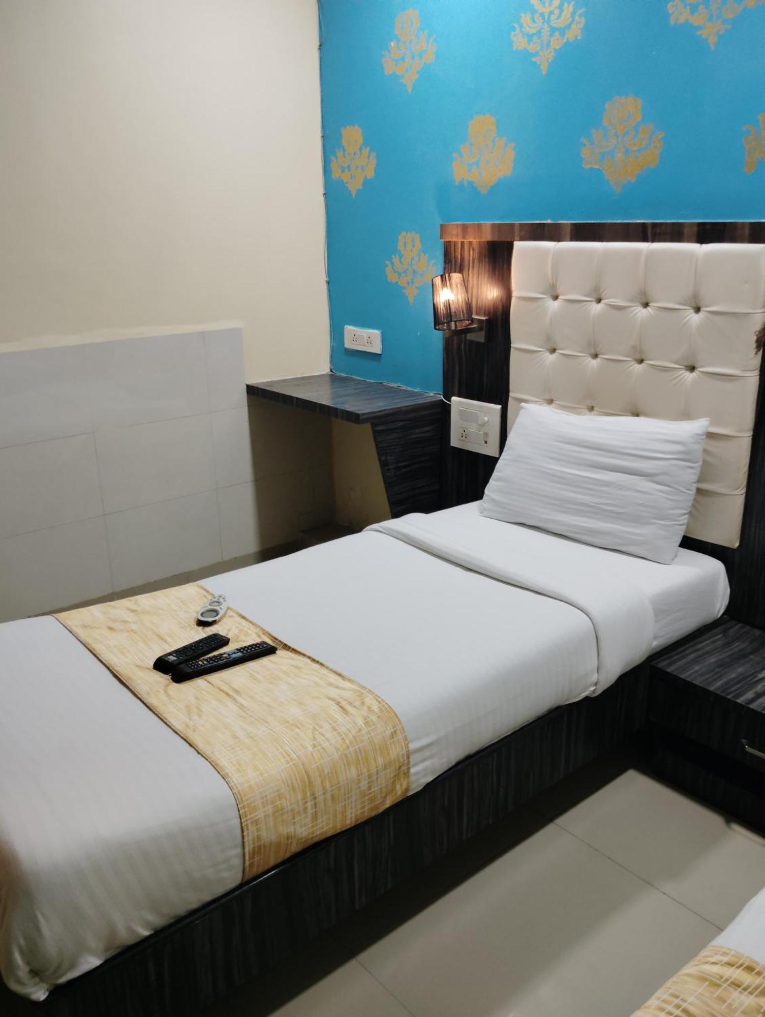 Hotel Crystal Park Near Nesco Exhibition Center Bombaj Zewnętrze zdjęcie