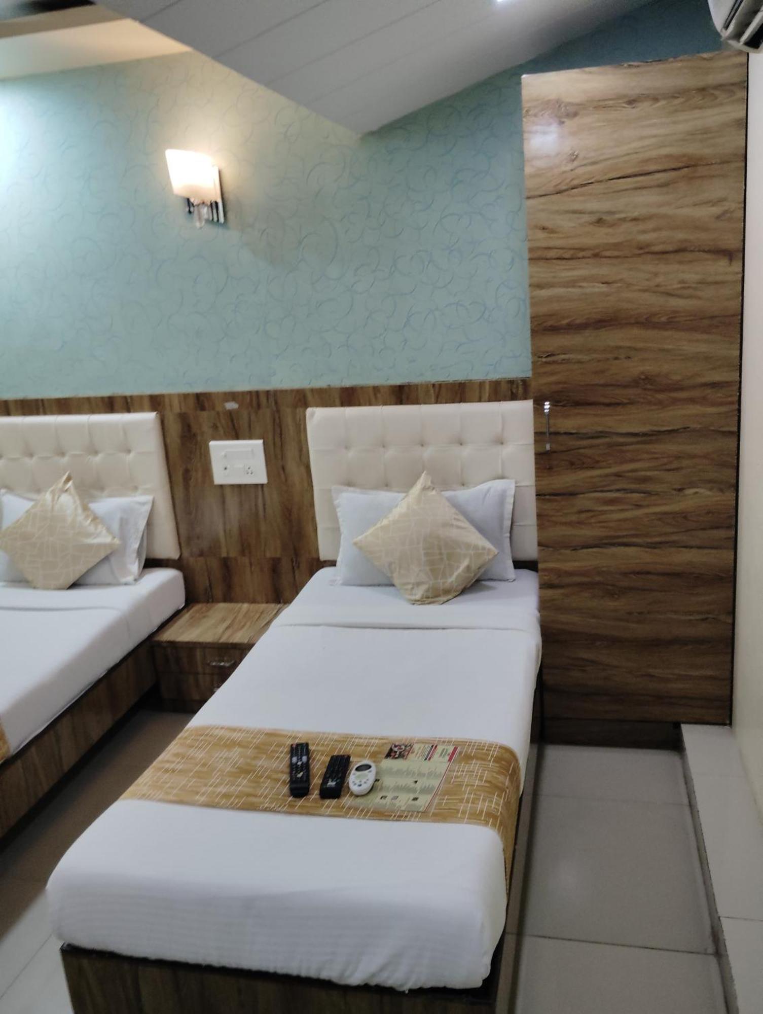 Hotel Crystal Park Near Nesco Exhibition Center Bombaj Zewnętrze zdjęcie