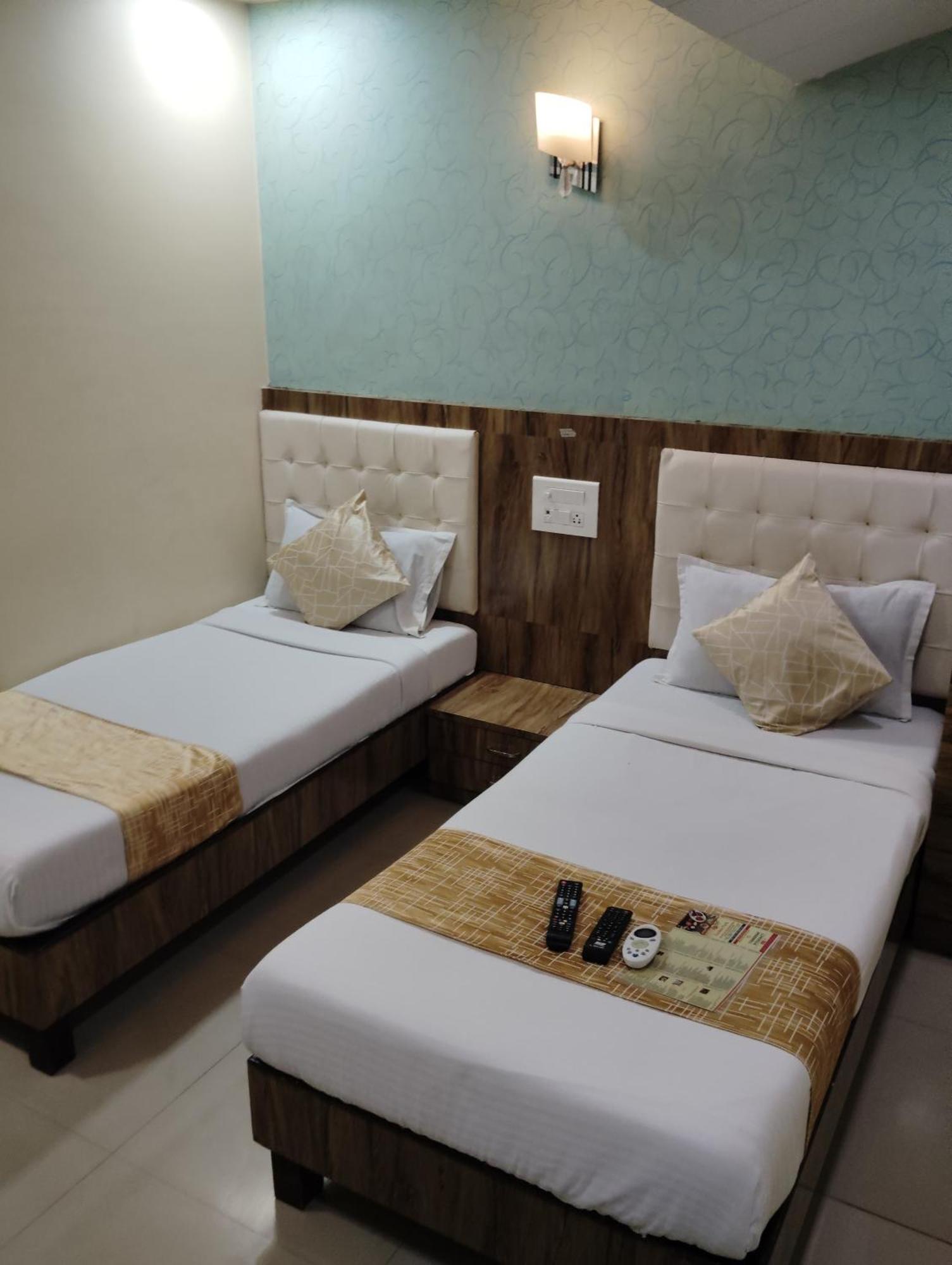 Hotel Crystal Park Near Nesco Exhibition Center Bombaj Zewnętrze zdjęcie