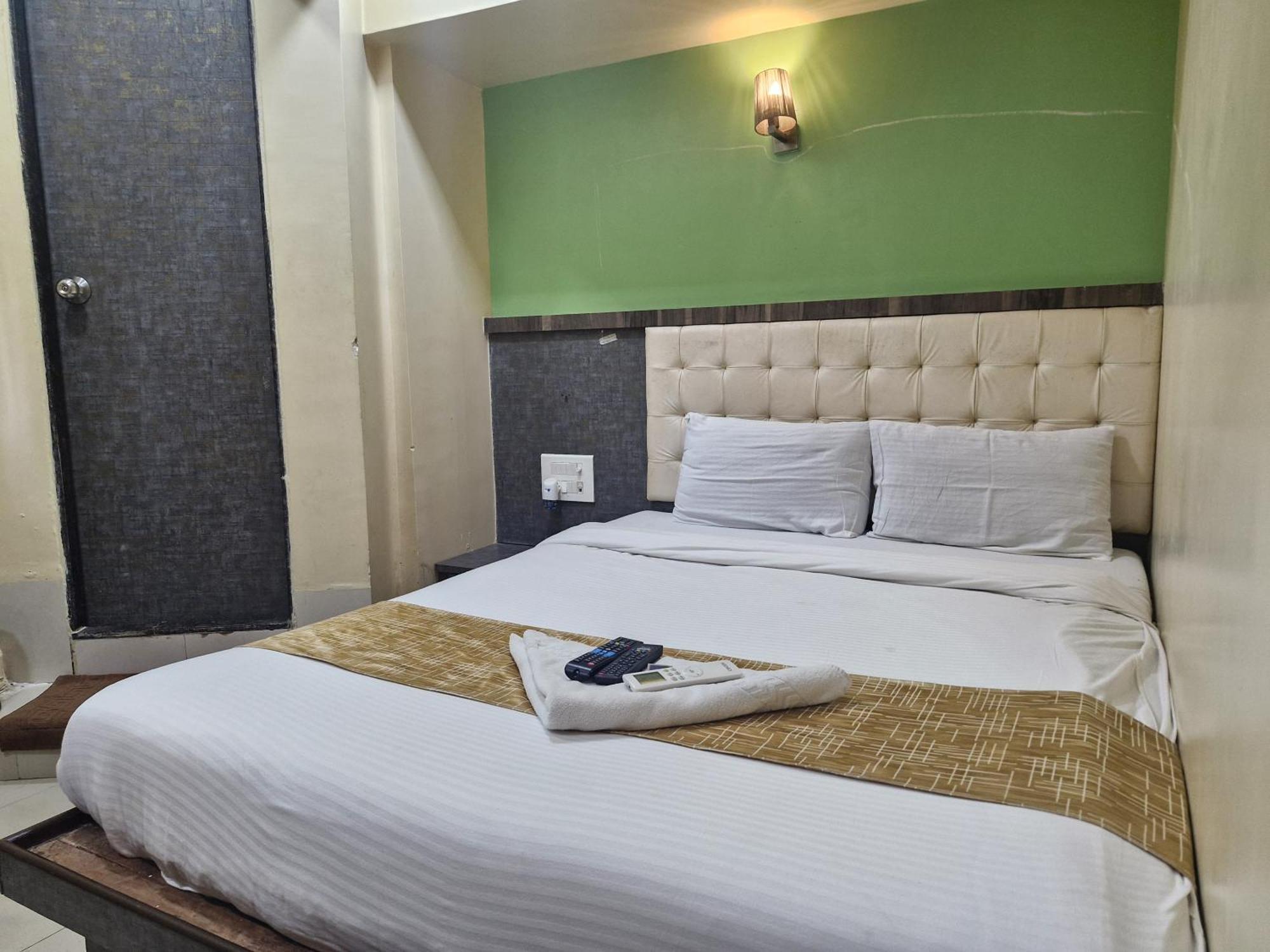 Hotel Crystal Park Near Nesco Exhibition Center Bombaj Zewnętrze zdjęcie