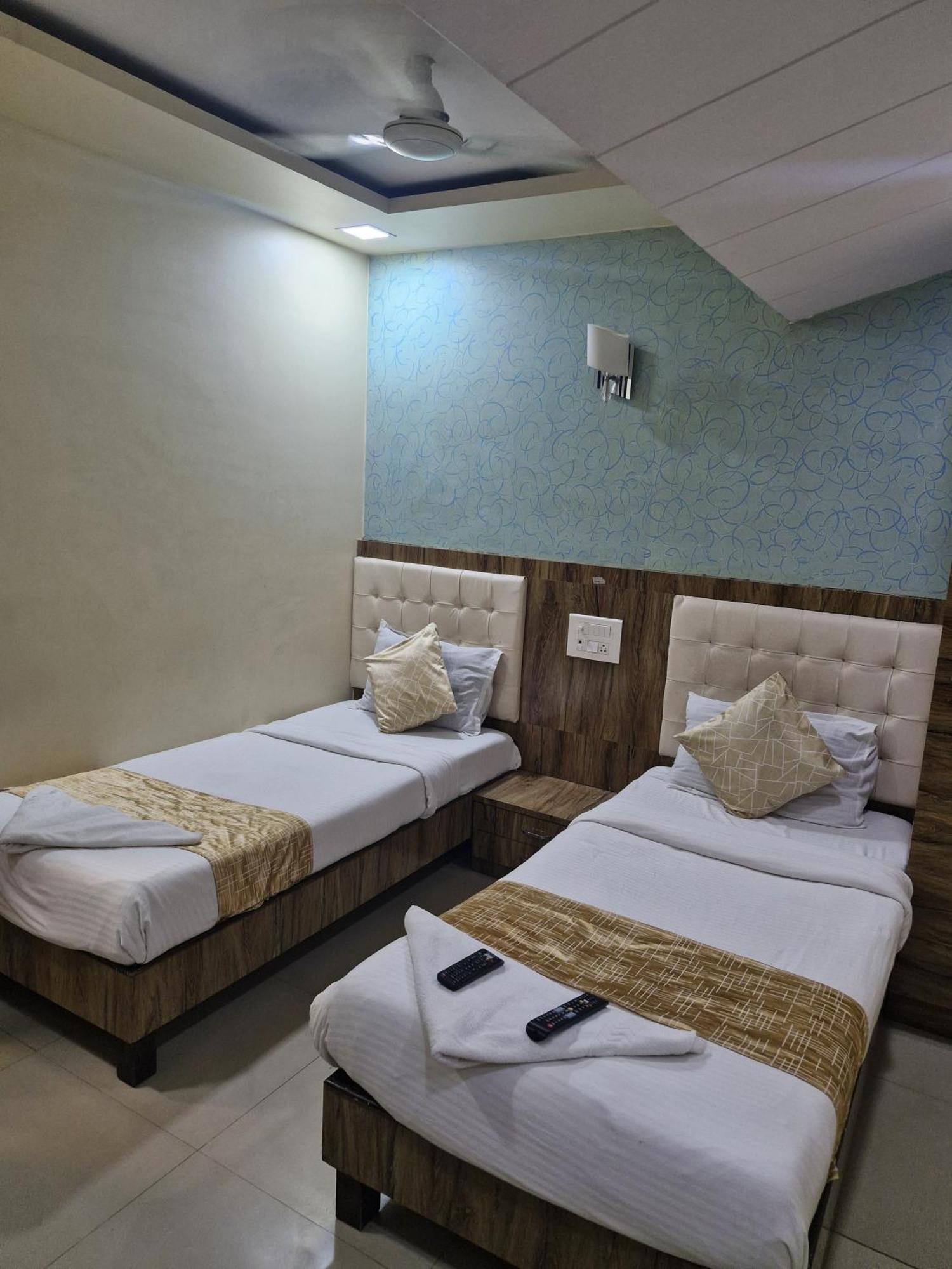 Hotel Crystal Park Near Nesco Exhibition Center Bombaj Zewnętrze zdjęcie